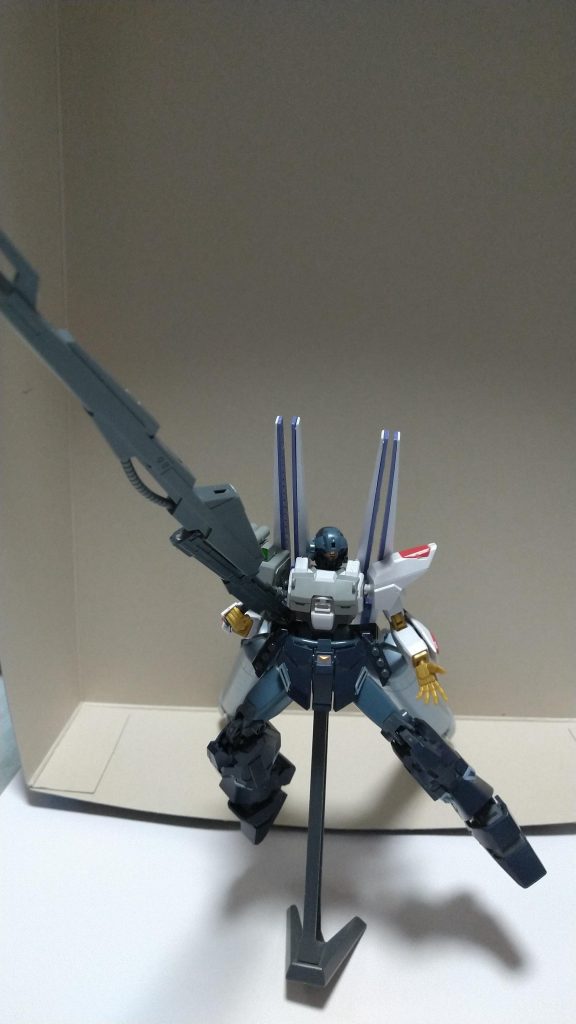 機体名:ジェスタ・スナイパー型式番号:RGM-96Xsꜱ全高:19.3m本体重量:28.5t全備重量:75.3t主動力:熱核融合炉ジェネレーター出力:2,890kWスラスター総推力:110,300kg装甲材質:チタン合金セラミック複合材 ガンダリウム合金(一部)説明:ジェスタ(シェザール隊仕様)のᗷ装備の廃案となってしまった機体。特徴的な大型ビームスナイパーライフルを装備して、背部に試験型フィン・ファンネルを装備している。このスナイパーライフルは、かなりの距離まで届き、例えば月から地球付近にある衛星機器を狙撃出来る。このスナイパーライフルには電磁波で敵の位置を見つけ狙撃する戦法を得意とする。さらに右肩のセンサーユニットと接続しセンサー有効範囲を拡大出来る。