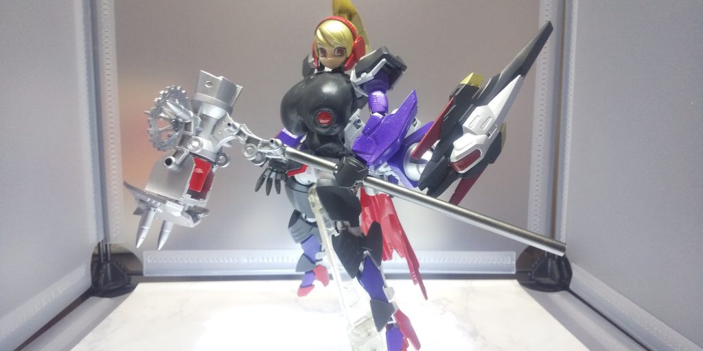 ハンマー、と名を与えられてはいるが、その実態は取手のついたパイルバンカーである。もちろんそのまま叩きつけても質量兵器として素晴らしい威力を発揮するが、インパクトの瞬間に激発することで内部にもダメージを与えることができる。