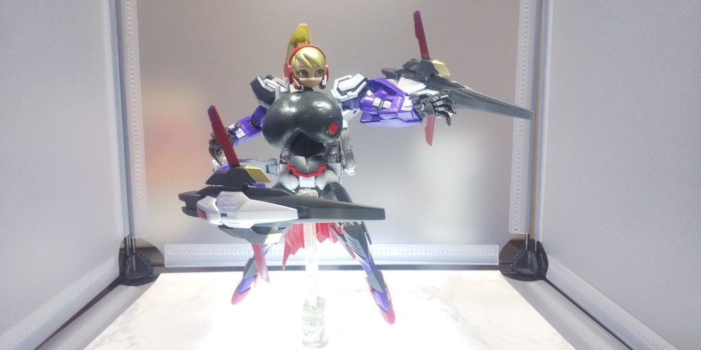 GNフィールドを利用し、原典機のバインダーの性能を限界まで再現。敵の攻撃を霧散とまではいかなくともほぼ完全に防ぐことができる。ホーミングレーザーやビームマシンガンの弾幕は、敵機の接近を許さない。