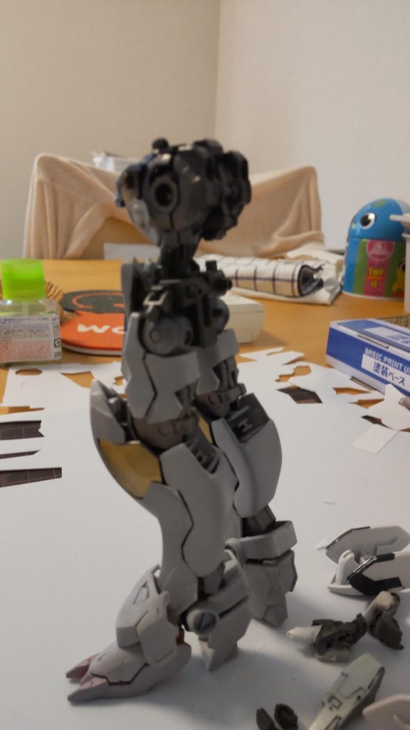 ふくらはぎ部品をプラ版とパテで作製、つま先とかかとの間を5mm程詰めて通常より若干スマートな感じにしました。