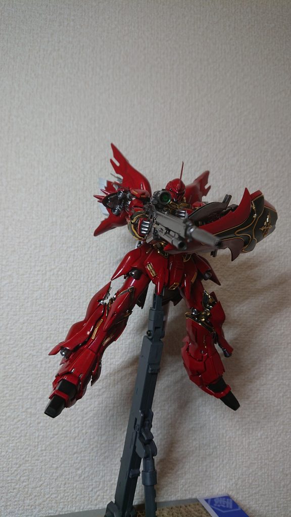 シールド構え撃ち。最近、某ガンエボでこのポーズで攻めてくるサザビーにボコられました()