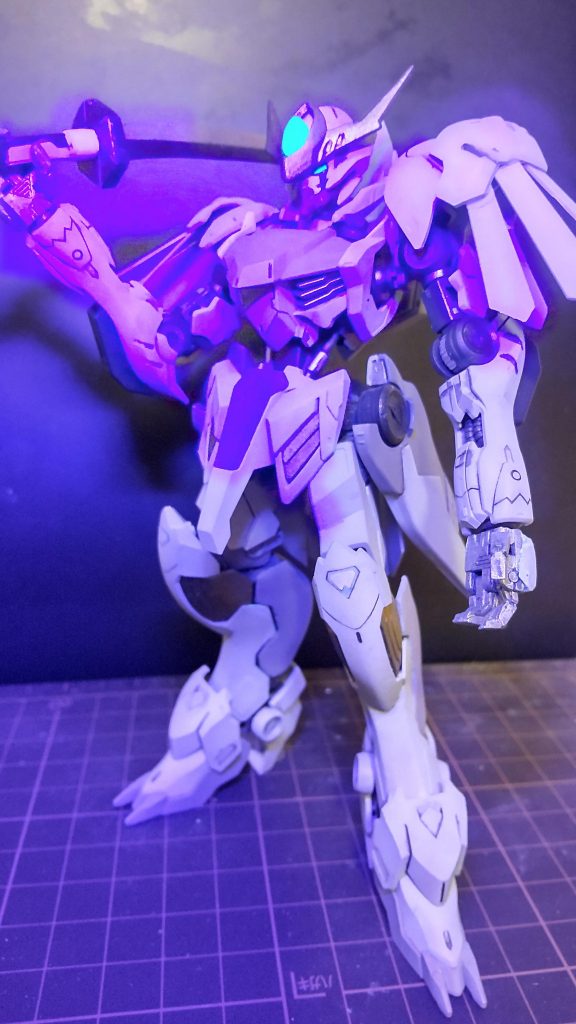 頭部パーツをUVレジンに蛍光塗料を混ぜて作製