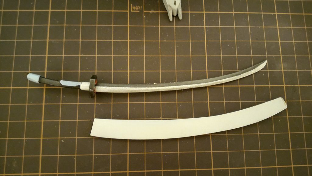 鞘も作成中。カラー柄、どのようにボディーに取り付けるかを考え中