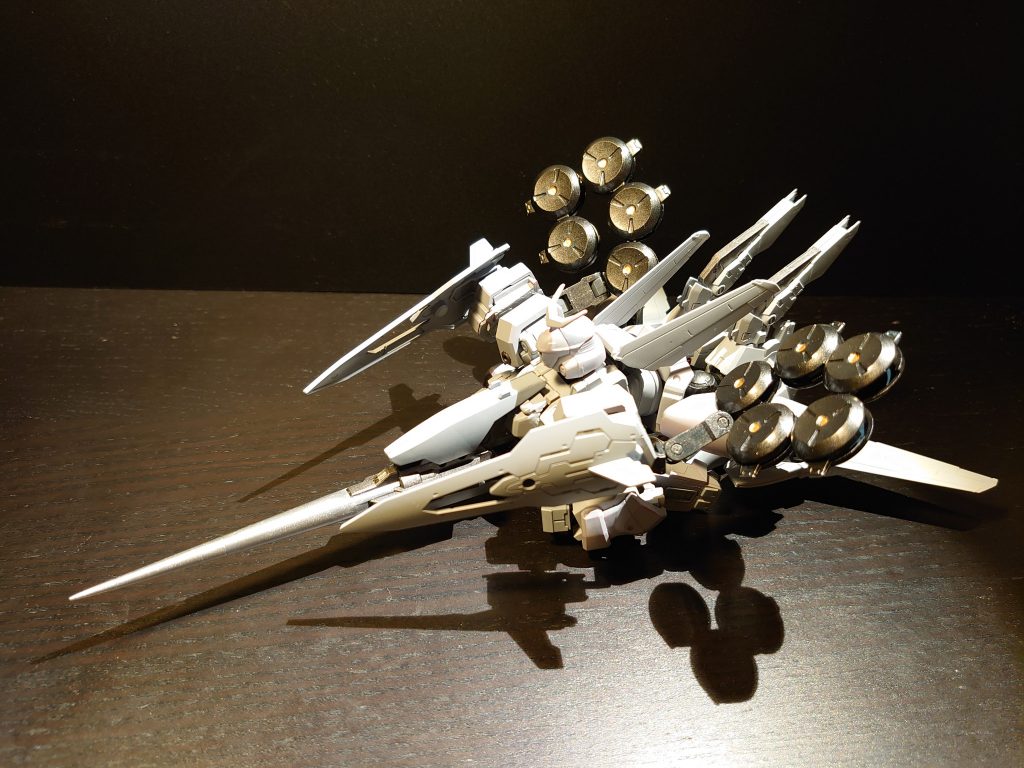 今回は全体が赤なので、水性グレーサフ1000を使ってみました。AGE2特務隊仕様風の色になり、結構お気に入りです✨