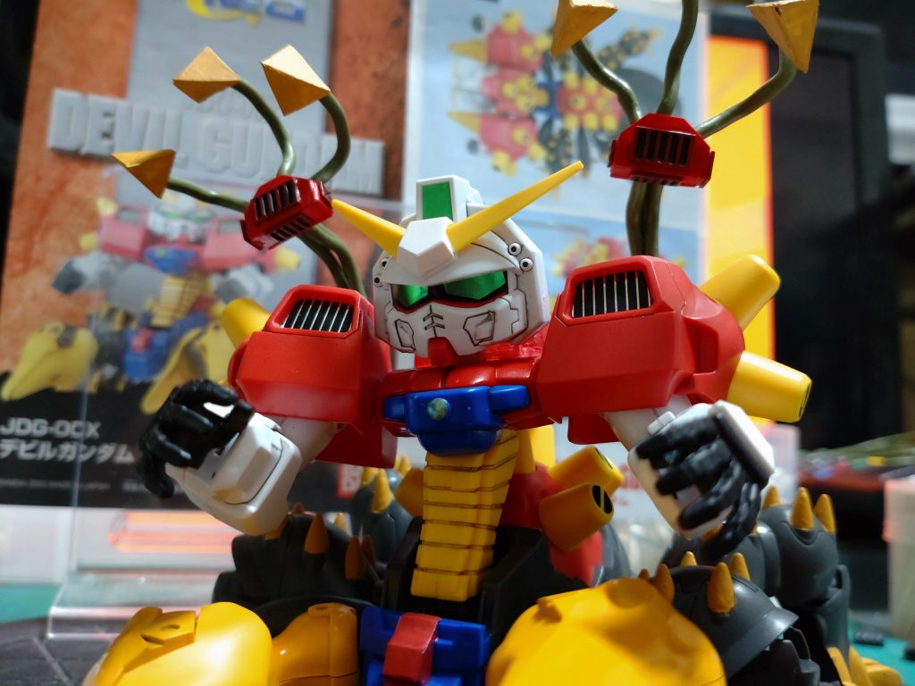 背最終形態は腕ですが、SDと言うこともあって背中に触手を追加しました手は握り手から圧を与える平手に変更しました塗装はシタデルでペタペタ塗り分けました