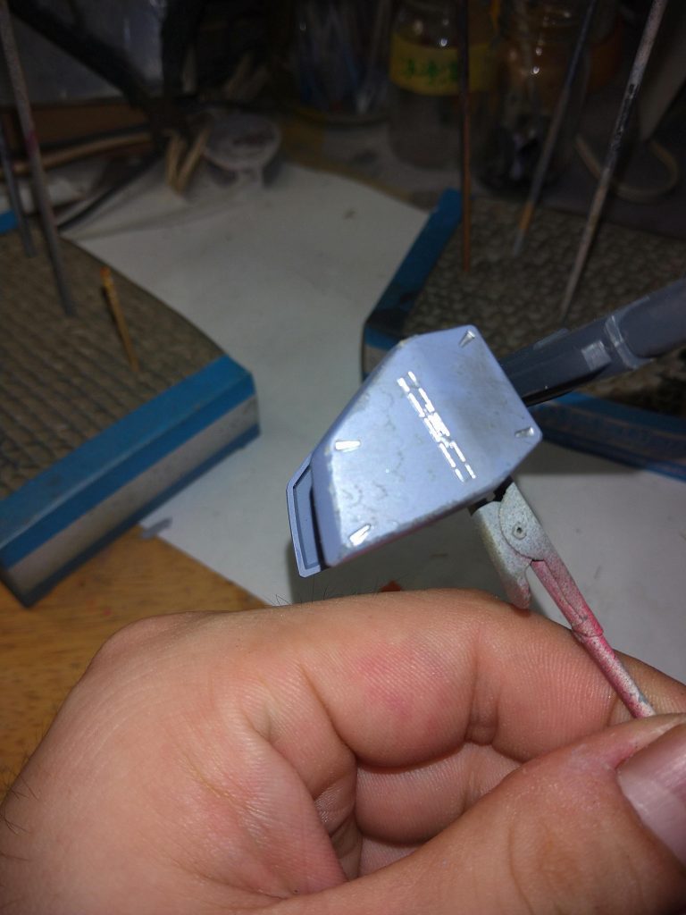 アサルトシュラウドは、全体のバランをみながらリューターでダメージ表現をし、ウェザリングマスターで汚しをくわえました。