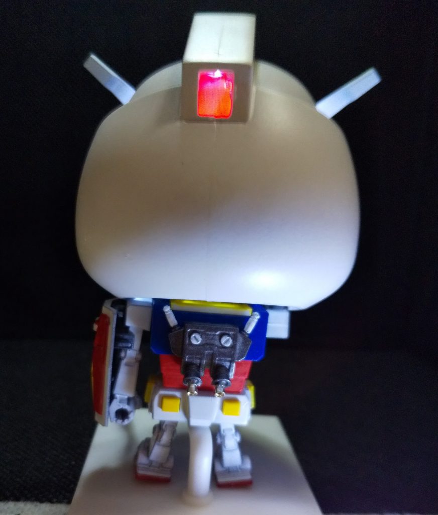 後頭部も光ります。バーニアは無理だったので、メタルパーツをいれてみました。