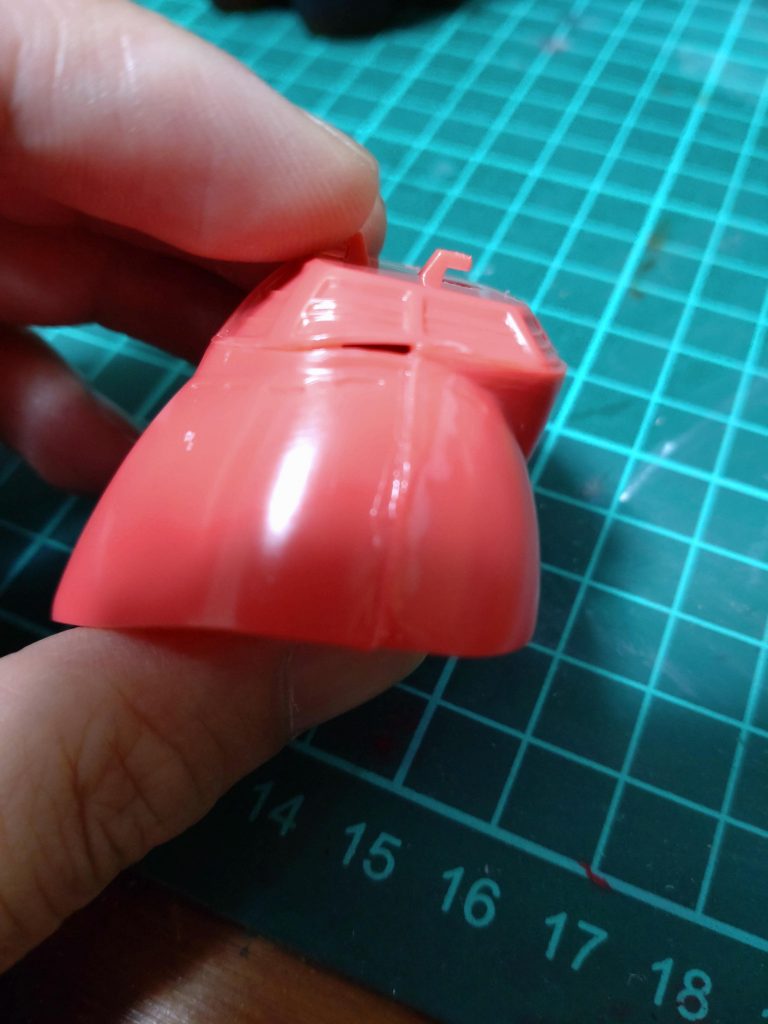 ゲルググの胴体はパズルみたいになってまして、ダクト部と腰部を接着するのですが、こんだけの隙間が…（汗）ここはパテ埋めで対応しました。