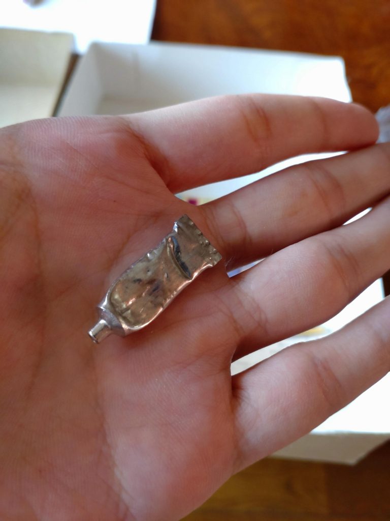 おまけ。当時物でしたので、絶対に使えないセメダインが出てきました。こういう出会いも有るよね(笑)一体何年放置されてたのだろう?