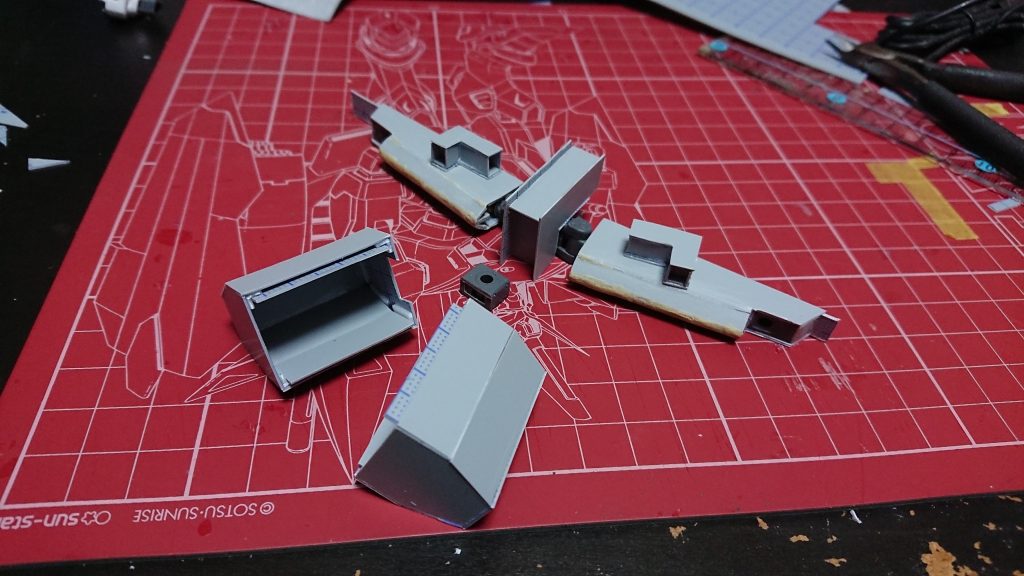 ざっくりとしたイメージからプラ板で整形形は後から整えればいいやとわりと無計画でした