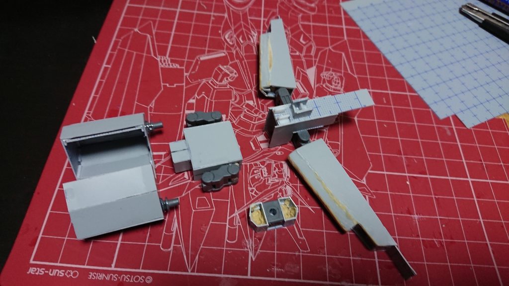 変形時の腰となるパーツ、頭をつける部分の制作風景軸には真鍮線での補強もいれてます