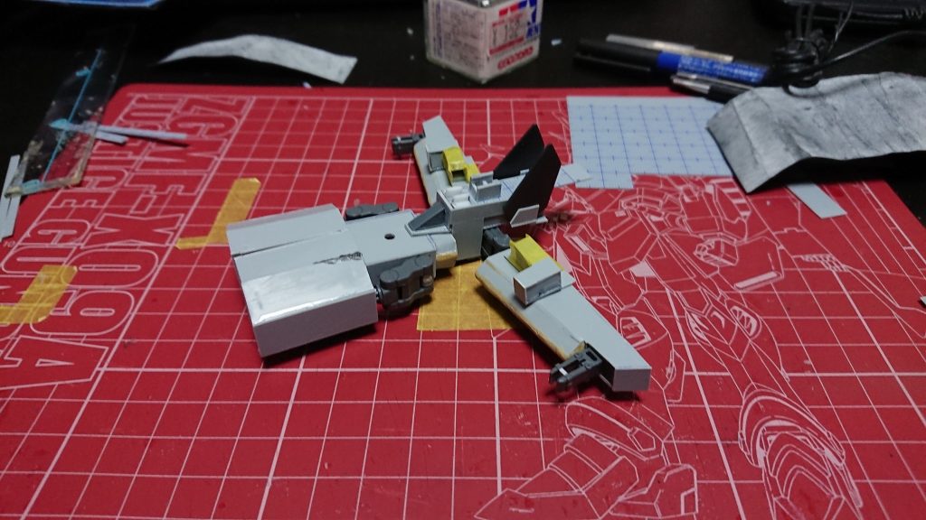 尾翼の制作ドライオンの余剰パーツとプラ板での制作になりますこれでようやく戦闘機らしくなったかと