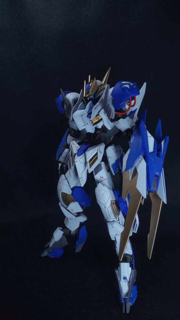 今回のメイン武器その1複合兵器−ZNA−本機の名前の由来となった大きな爪が特徴的な装備クローや機関砲、小型シールドとしての機能を有するまた、クローはテイルブレードのように自在に操れる