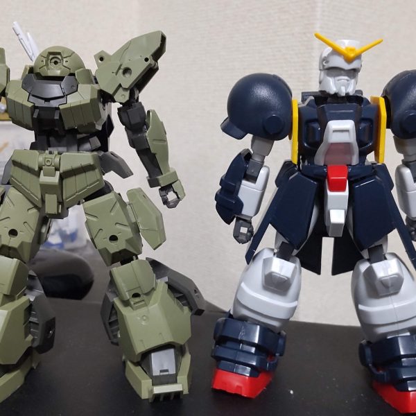 再販の旧キットGガンダムシリーズを幾つか買ったので一つ作ろうかなと思い、とりあえずボルトガンダムに挑戦してみます！早速組み立ててみましたが、結構ずんぐりというか小さいですね。かわいらしいのもありますが、もう少しスタイルをよくしたい。どうしようかなと考えてたら、組み立ててそのままの30mmのレヴェルノヴァがあったので並べてみると案外似てるかも。ということでレヴェルノヴァをベースに考えていこうかなと思います。（3枚目）