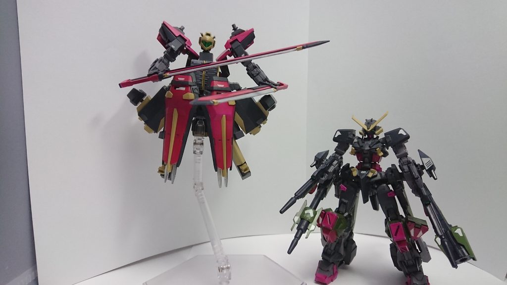 サブアームを本機のメインアームにすることで変形可能にシュバルツアストレイがアサルト形態時にはシャドーウイングをバトルモードにする事で苦手な近接戦闘を担当する