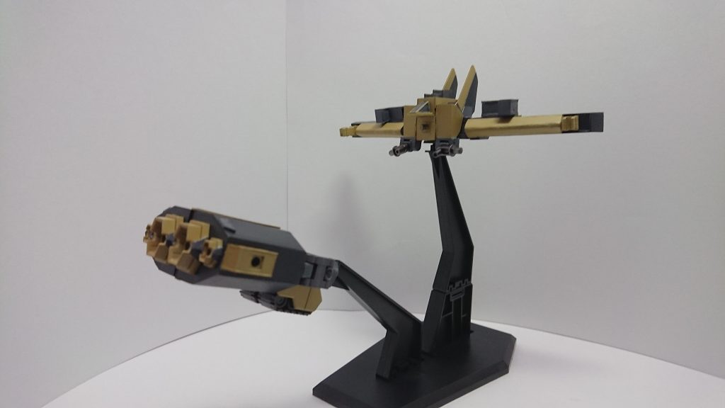 分離して陸戦機体(α機)、空戦機体(β機)の2機に分離可能