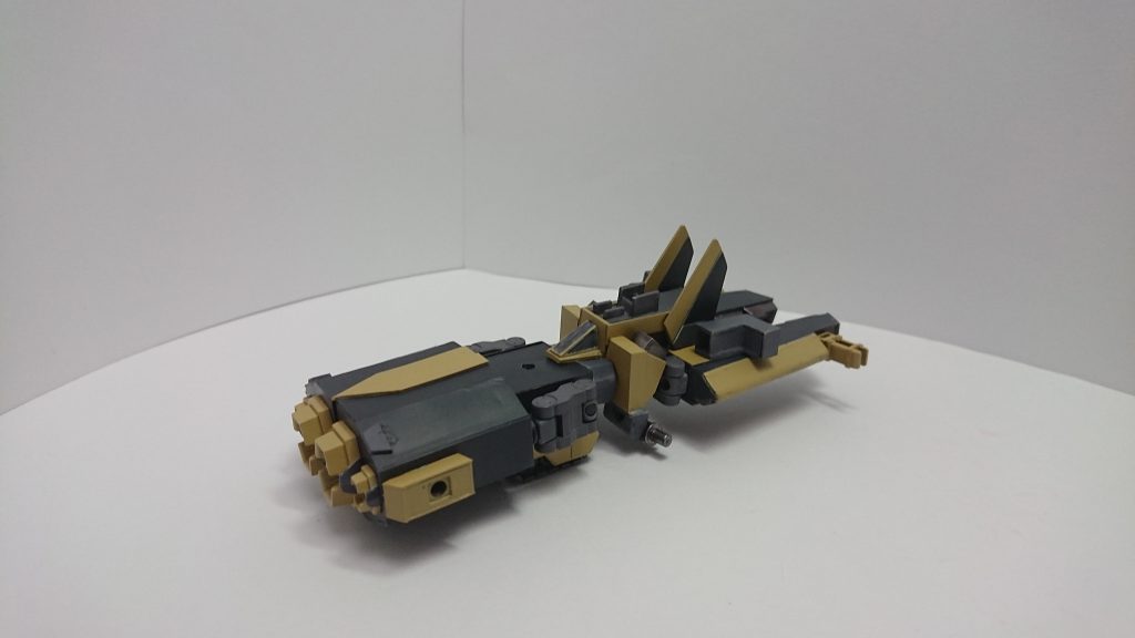 合体時には翼を閉じることで格納形態にもできます