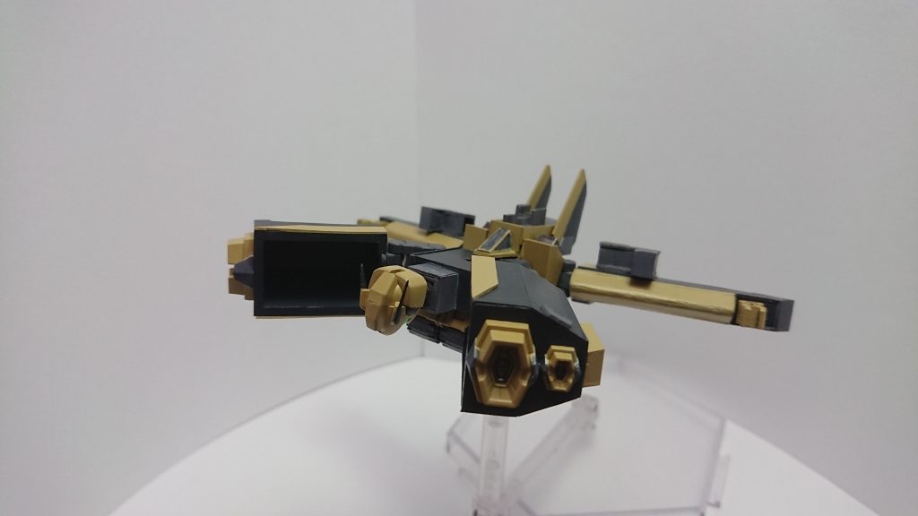 もう１つギミックとして機体前方内部に顔を仕込んでいるので/形態装備時にはバトルモードへの変形が可能にしてあります