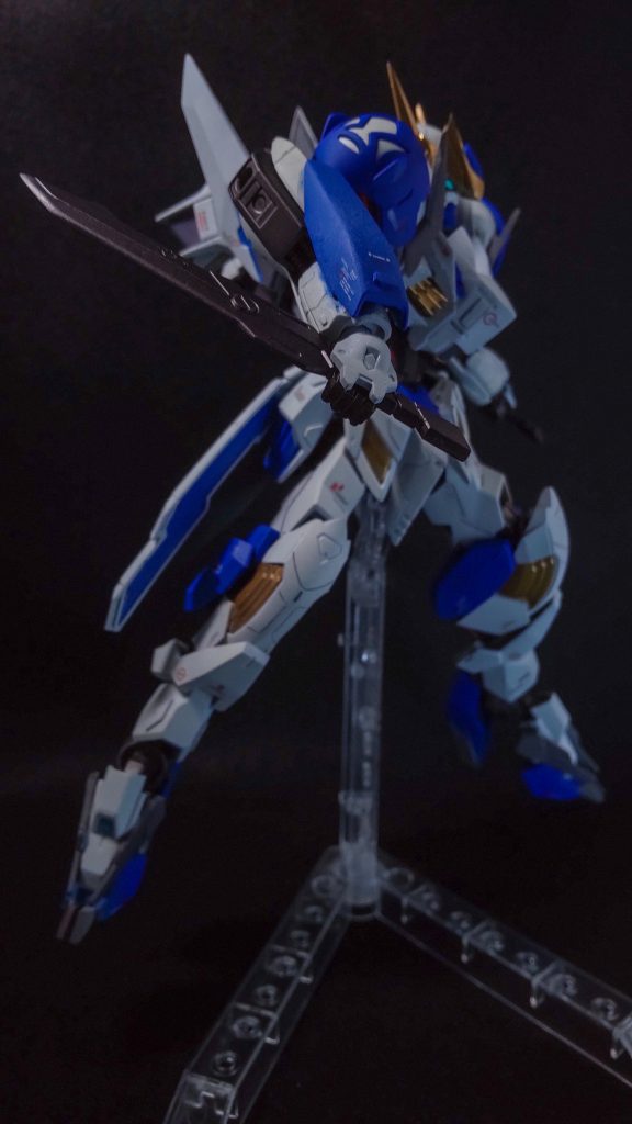 短剣投擲したり近距離での急所打ちなど