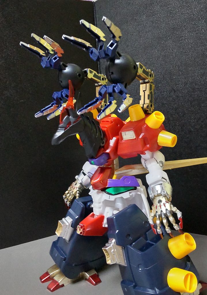 肩にある「デビルフィンガーもどき」なる大型クローは30MMのパーツで構成されています。ある程度可動もしますし、脱着可能です。