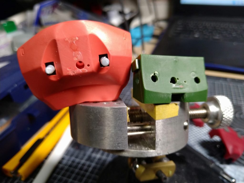 取付方法は悩みましたが、キット本来の接続方法で、ジムスナのバックパックに穴を開け、プラ棒で固定。あとはパテ等で隙間を目立たないように。