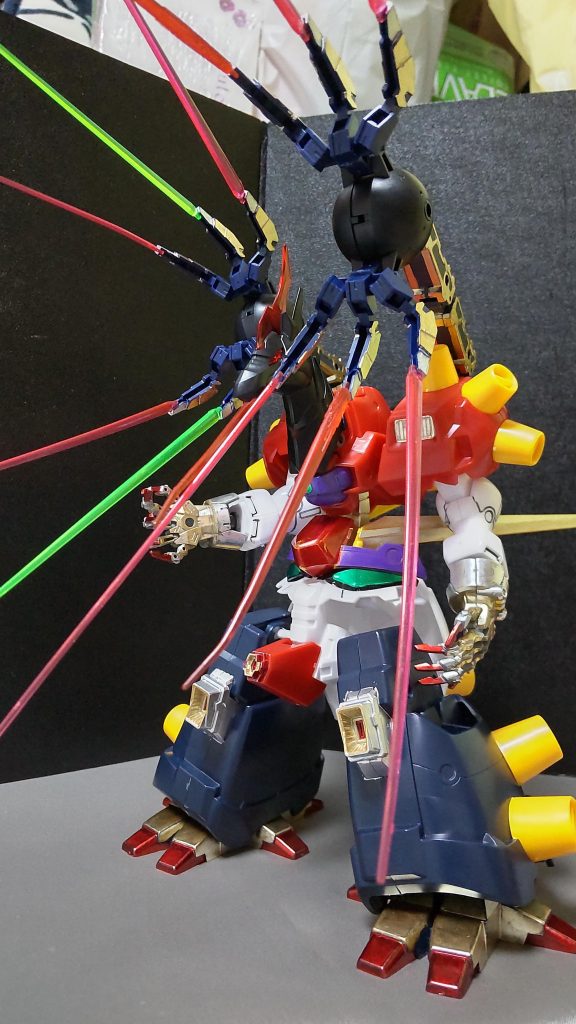 「ふっはははははは…… ふはははははははっ!!!」この大型クロービーム砲と、各所の突起物からの拡散粒子弾、膝部の拡散メガビーム砲、ガンダムフェイスの口先端のメガビーム砲から成る一斉砲撃は周辺を一瞬にして焦土と化してしまうほどである。