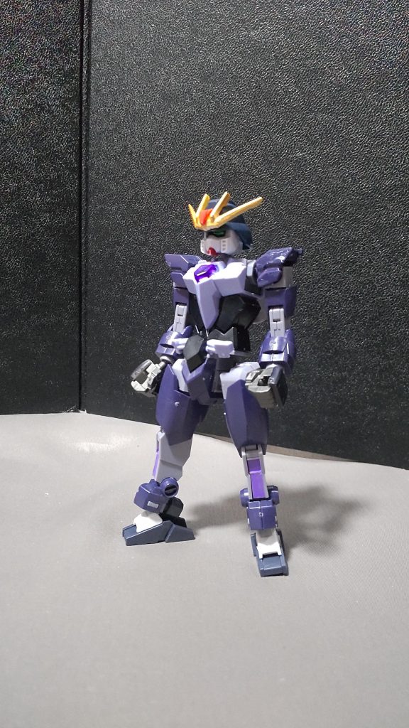 コアシュピーゲルアルスコアガンダムの頭部をガンダムシュピーゲルに替えたのと、脚をコアガンダムに変更しました。頭部のアンテナが違うは、制作時にポキっと折ってしまって修復不可になったので、ストライクガンダムのを代用しました。