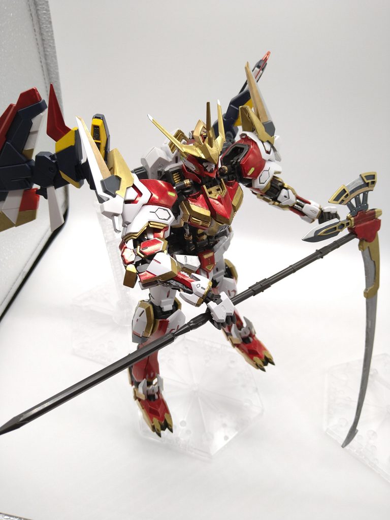 腕の可動域を邪魔しないように、羽を根元で動かせるようにしています。