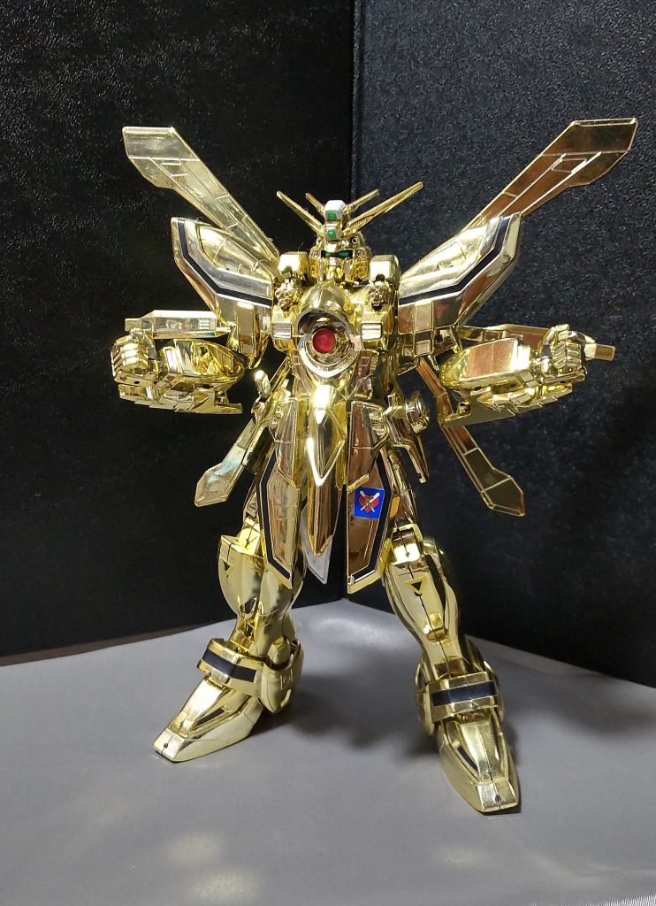 流石に可動域は現代のガンプラと比べれば狭いですが、飾る分に関しては引けを取らないでしょう。なにせ全身が金ですからね。