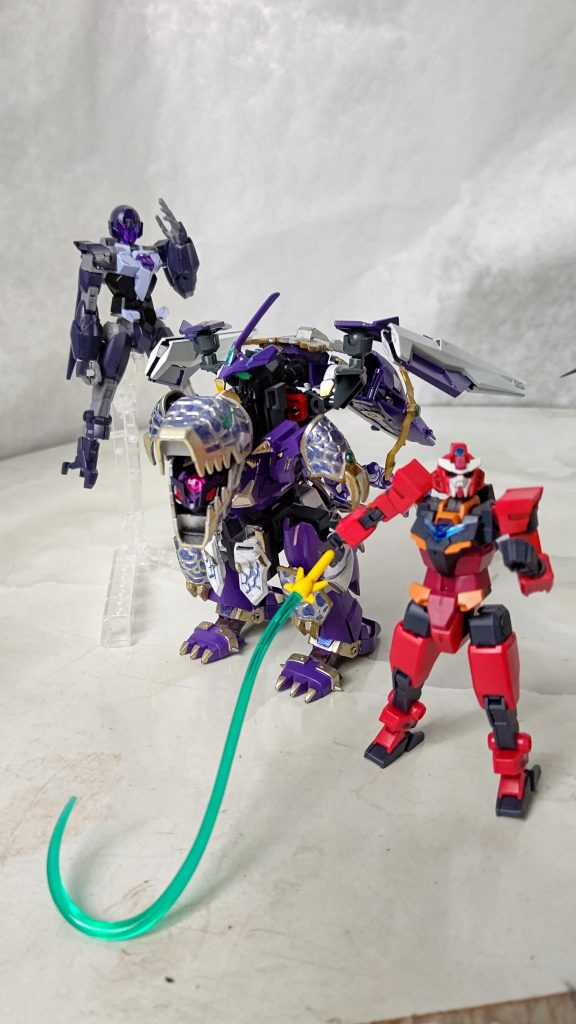 しかしこのアーマー、尻尾や翼のせいで場所取って置き場に困る(苦笑)