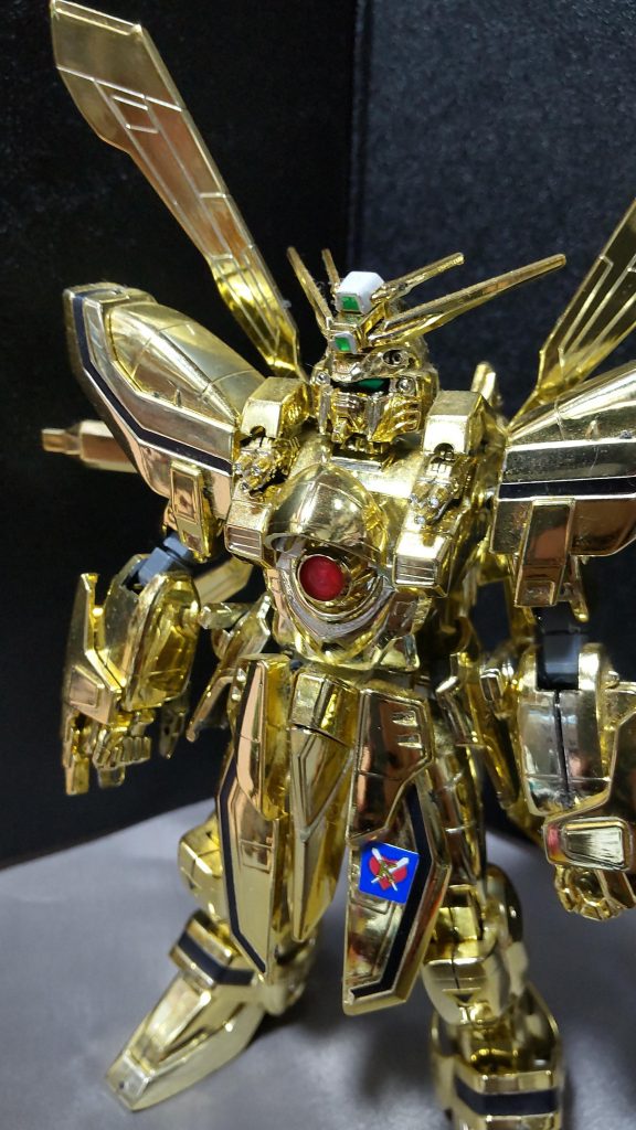 胸部のマシンキャノンやシャッフルの紋章はパーツの差し替えにより展開状態に出来ますよ。