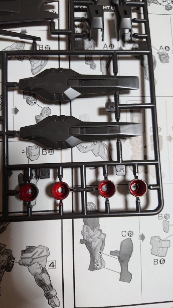 このキットの大事なバーニアの内側を赤く筆塗り。ミスターカラーのキャラクターレッドです。