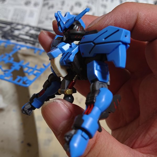 HGガンダムヴィダールの制作その３です。両腕を組み立て、上半身ができました。（2枚目）