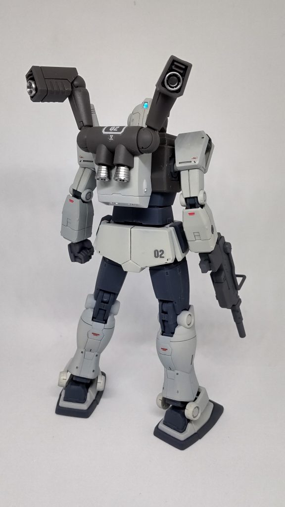 後姿。設定通りなんですが成型色のウォームホワイトのチグハグ感が否めなかったので、グレーに塗装しています。