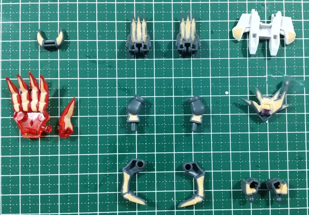 工作は、SDのパーツを中心にエポパテでの肉抜き穴埋めや、爪形状の部品の先端分離。アシンメトリー強調のためのアンテナの剪定wやシャープ化等を。