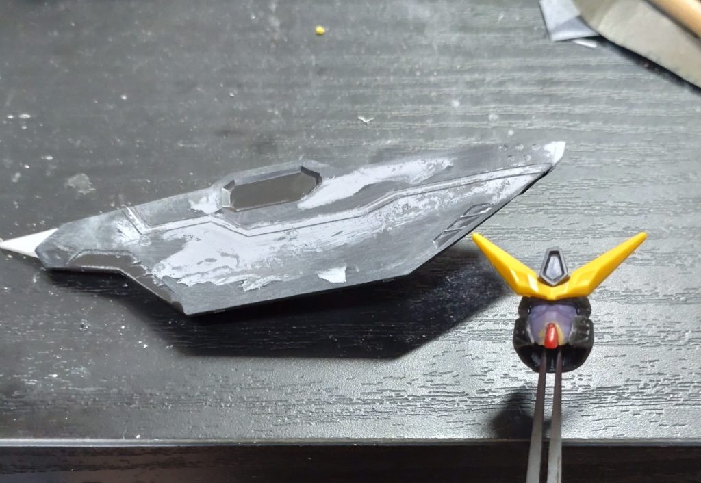 シールドはMGを参考に形状変更。白いラインも太く掘りなおしています。フェイスはやや丸くした上で、あごの赤いパーツが太すぎる気がしたので細くしています。