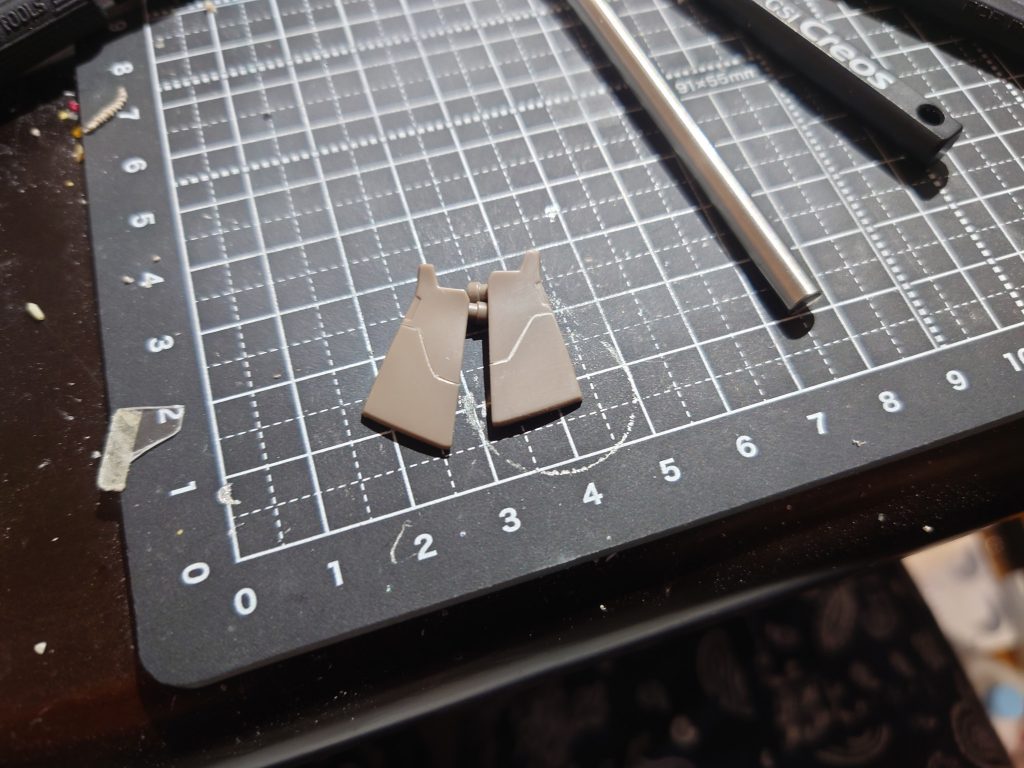 こちら人生初のモールド追加をほどこしたパーツです。記念ですね。