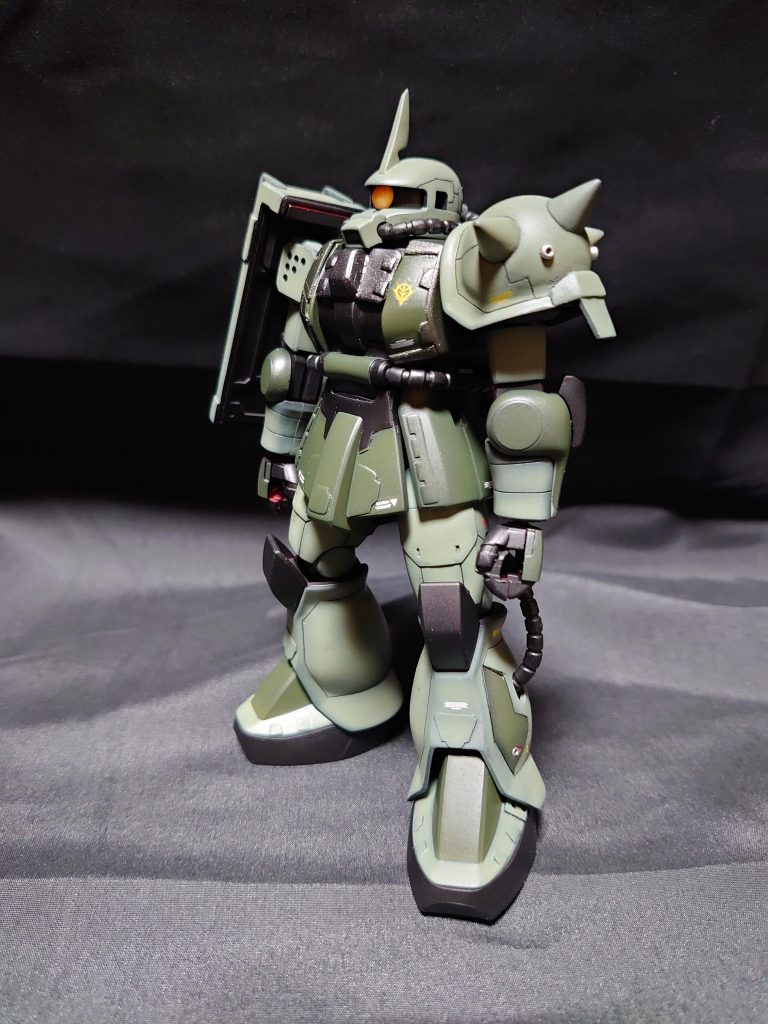 プラ版で追加装甲を各所に貼り付け、モノアイは100均デコシールを使っています。自分的にはネオ・ジオン残党兵が年代物をまだ使用しているイメージで作りました…