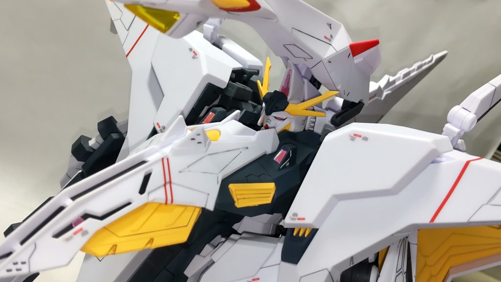 バストアップ。ギロリと光るモノアイがお気に入り。他のセンサー類もピンク系のラピーテープを貼っています。