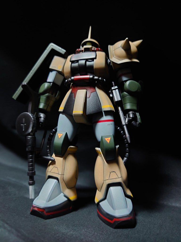 胸部にプレート追加、ラインはマスキング塗装です。トップコート吹付けを失敗してつま先のラインが歪んでますね………お恥ずかしい……