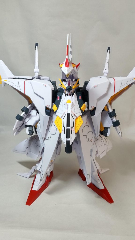 胴体等のダークグレーと、小説挿絵をイメージした赤ラインがこだわりです。