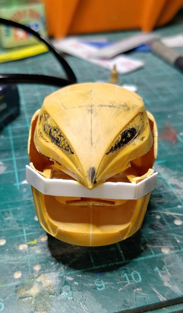 そんなある日、地上波で「千と千尋の神隠し」が放送されており、観ていたら…ふとインスピレーションが湧き「そうだ！湯婆婆にしてしまおう」とさっそく足付きザクレロを放棄し、従来のザクレロを湯婆婆化しようと決断。湯婆婆の目や鼻の位置関係から骨格を調整。