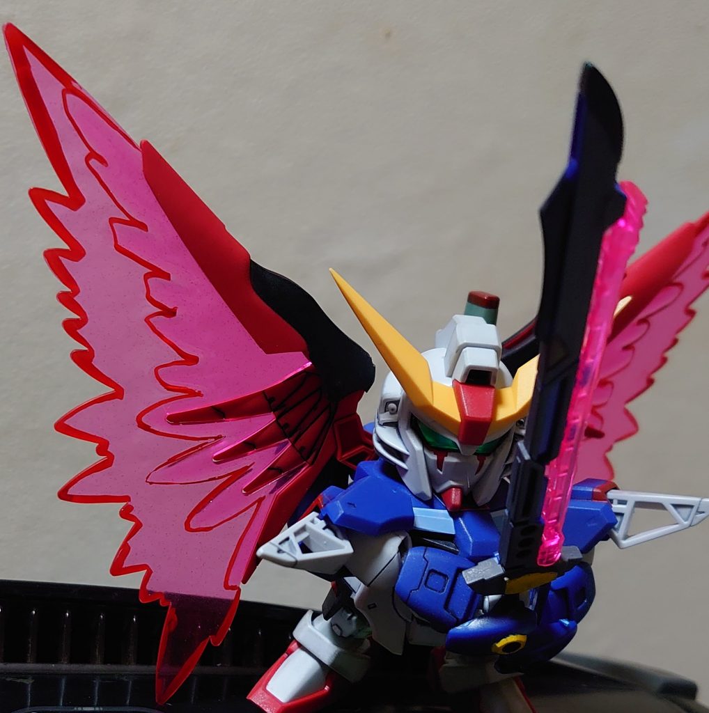 ディスティニーは光の翼を縁取りして強調しました