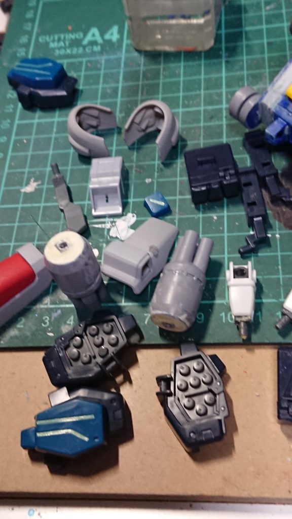 タンクの腕取り付けの為、ポリパーツをパテ埋めしてます。