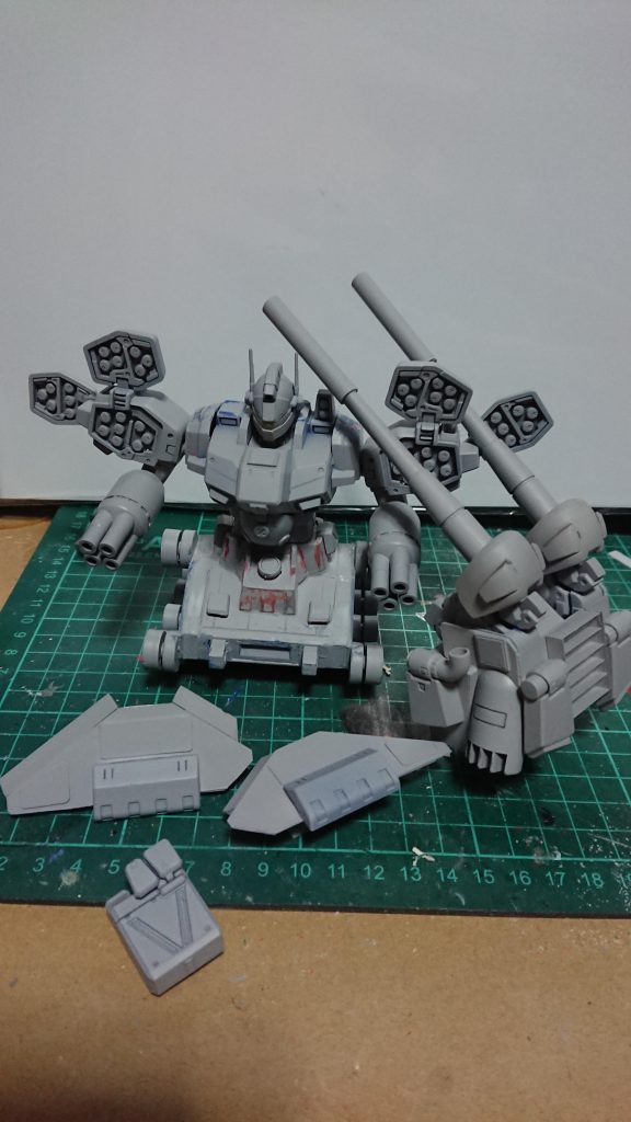 下地のサフェーサー。サフェーサー吹いたら下地の荒らさがタンク基部のほうに結構あってプラ板貼って隠しました。