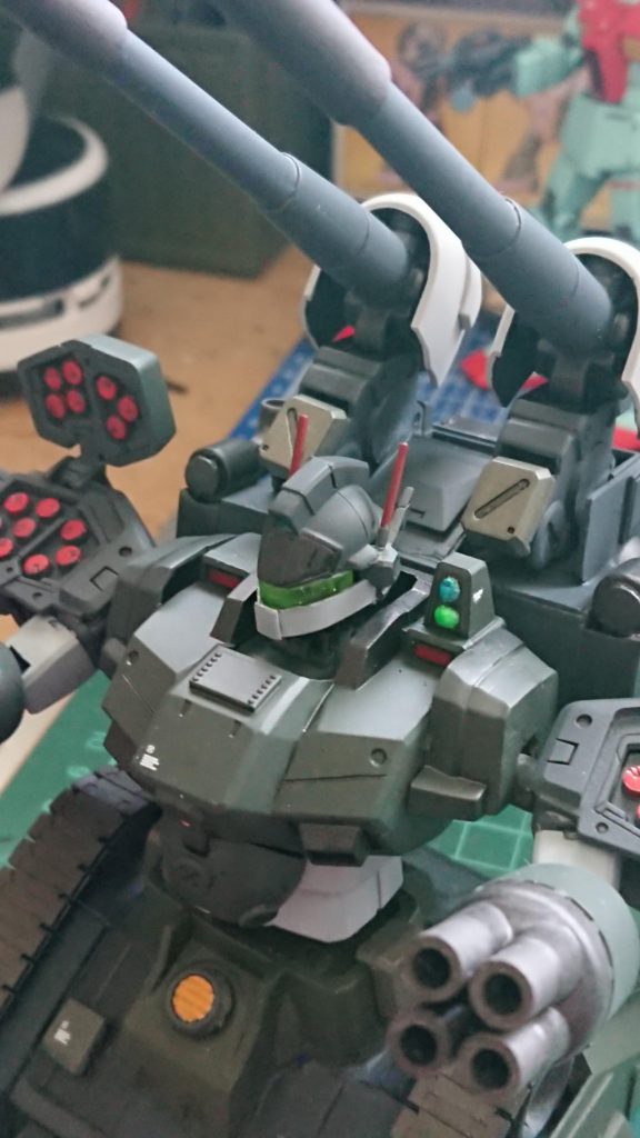 リサイクルショップで偶然発見したMGのヘビーアームズのミサイルで武装アップできるかと購入。頭もヘビーアームズの顔部分に100均のペンキャップを切って使用しました。タンクっぽい顔になったと思います。😅