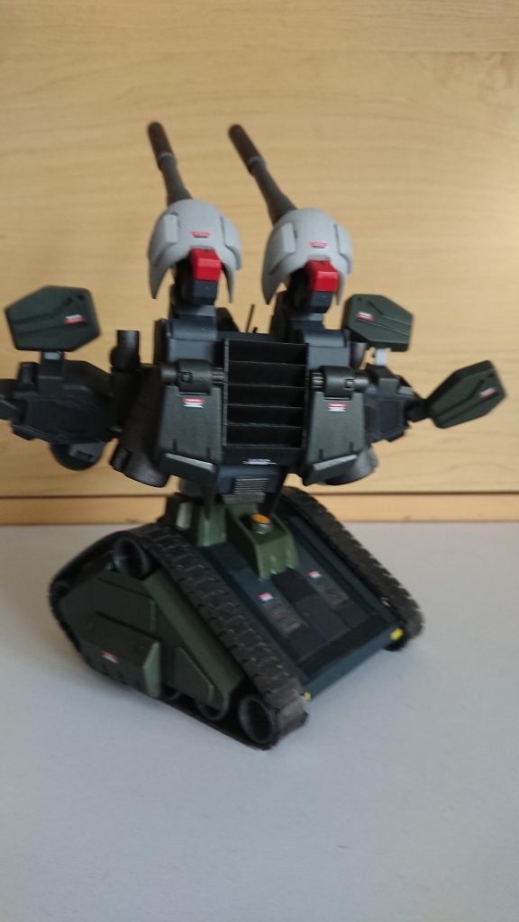 頑張って制作したバックパックです。キャノン部分はフミナの改造で余っていたサイサリスの膝関節を使って可動式にしてます。