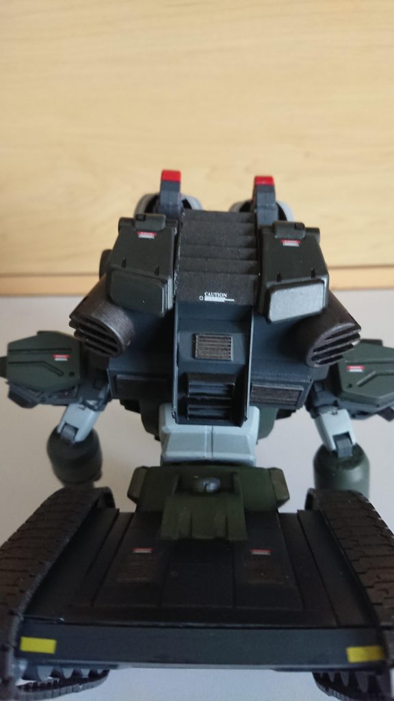 バックパック下側から。プラ板でボディを作って重心を下げる予定してましたが、旋回できないのはタンクとしては致命的?と思ってしまって、なら改造かとサイサリスのボディ使ってボディの予定のプラ板の箱がパックパックの元に。途中変更だったのですが不思議と違うパーツの寸法がまあまあ合ったりで助かりました。