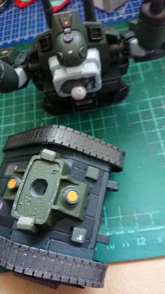 もうすぐ完成!完成近くなってからキャノンが片方とれるアクシデントが、またタンクとの接合部はドリルで穴開けしてサイサリスの胴体の受けをパテ埋めしてますが、制作中脱着するのが早かったのか、受け部分が少し下がってしまったようで接合が若干緩くなってしまいました。完全硬化するまで待てば…(せっかちな性格なので)😢キャタピラーの部分も戦車用のパーツで履帯を組んだらカッコいいかもとアイデア浮かびましたが費用がかさむので無しで(誰か試してみて下さい)まあ何とか完成できたのでヨシとしましょう。私的にはアニメからの派生なのでミキシングとかの完全オリジナルってどうなの?って始めましたがフォロワーさんの助言にもありましたがだんだん愛着も出てきますね。キットがもったいないので余り多様できないと思いますけど。ついつい長くなってしまいました。ここまで読んでくださった方々どうもありがとうございます🙇