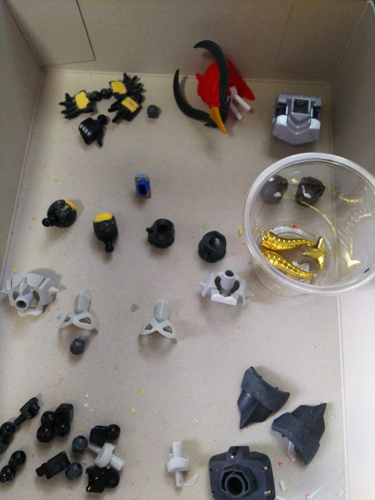 足のベースはゼロガンダム。前カバーに穴を開けてサタンガンダムの特徴的な穴あき金色カバーに改造。その際切り取った棘部分をサタンガンダムのくるぶしの棘パーツとして側面に移植。